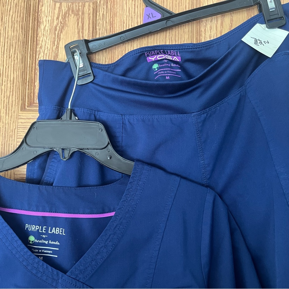 Healing Hands Purple Label Scrub Set.
Navy. Size Medium.
